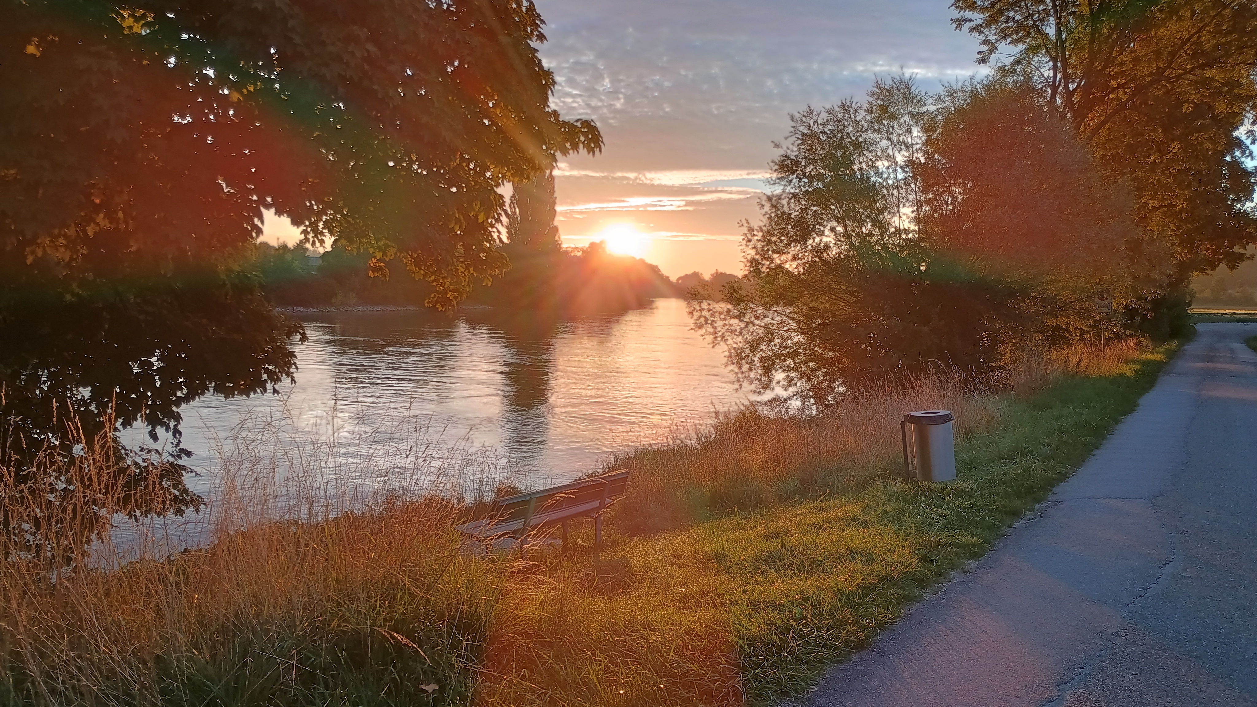 Sunrise alone the Aare 